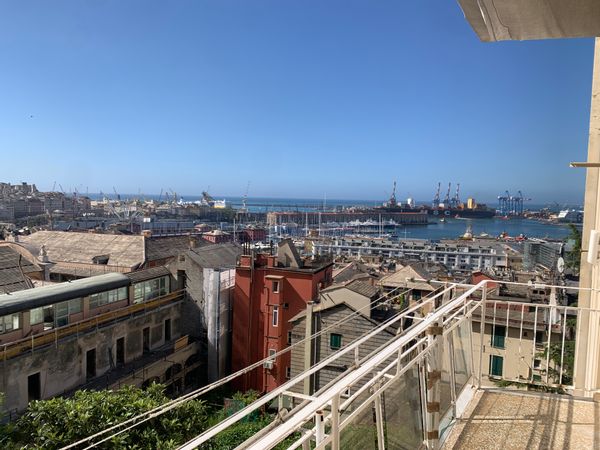 A due passi dal centro storico e dal Porto Antico, in posizione defilata e tranquilla.