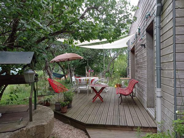 Maison ancienne rénovée avec une extension bois, avec vue sur Vézelay.