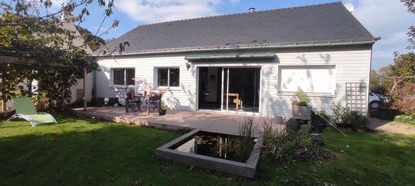 Maison bois de trois chambres, au calme, située à 15 mn de Carnac et du Golf du Morbihan.