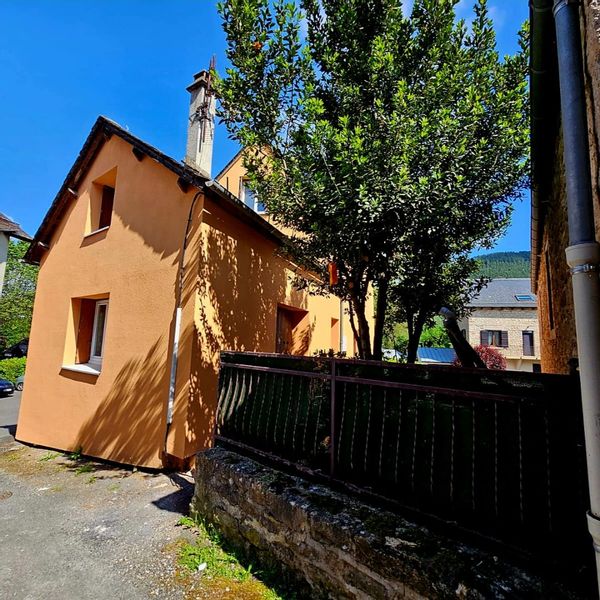 La Maison Abricot des Causses, maison de village à Chanac