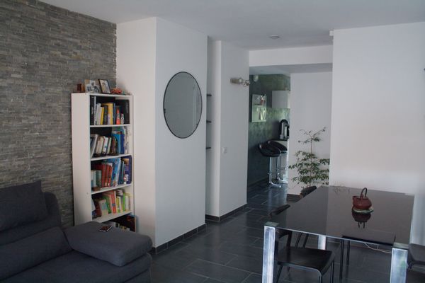 Appartement traversant avec deux chambres et deux balcons. Parking privatif et visiteur disponibles.