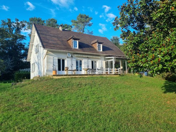 Grande maison chaleureuse dans un parc arboré, à la campagne, sans vis à vis, à deux pas de Sarlat.