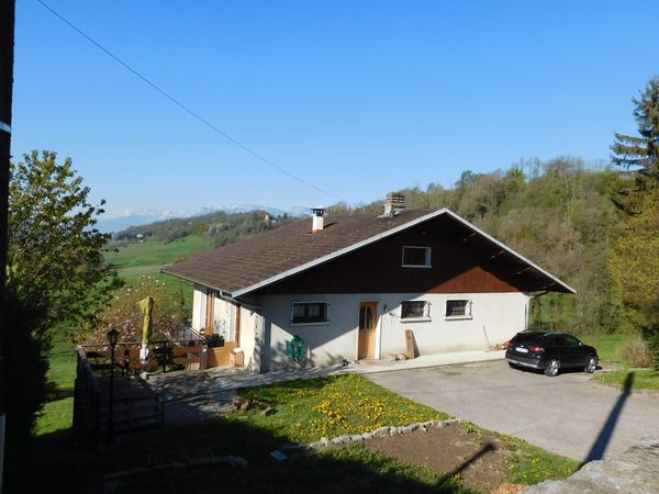 Maison spacieuse et rénovée, havre de paix avec vue sur la Chartreuse, proche lacs et randonnées.