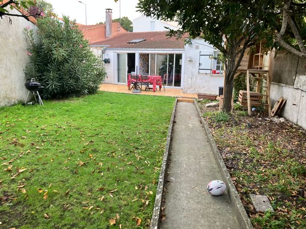 Charmante maison proche du centre ville de La Rochelle avec jardin.