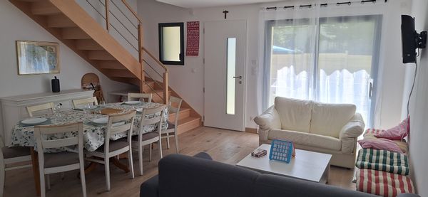 Maison récente à 100m de la plage et en plein centre d'une petite station balnéaire familiale.