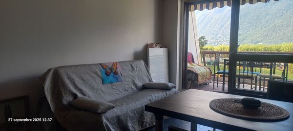 Le studio de JOSIANE panorama exceptionnel du balcon terrasse , donne sur le lac et la dent du chat