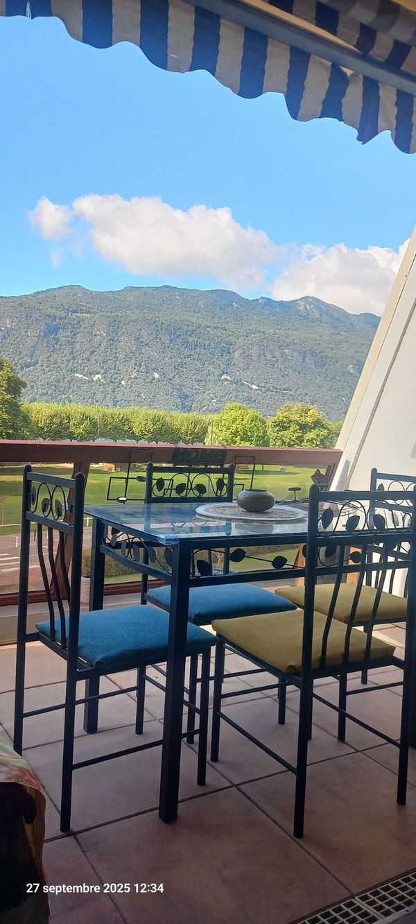 Le studio de JOSIANE panorama exceptionnel du balcon terrasse , donne sur le lac et la dent du chat