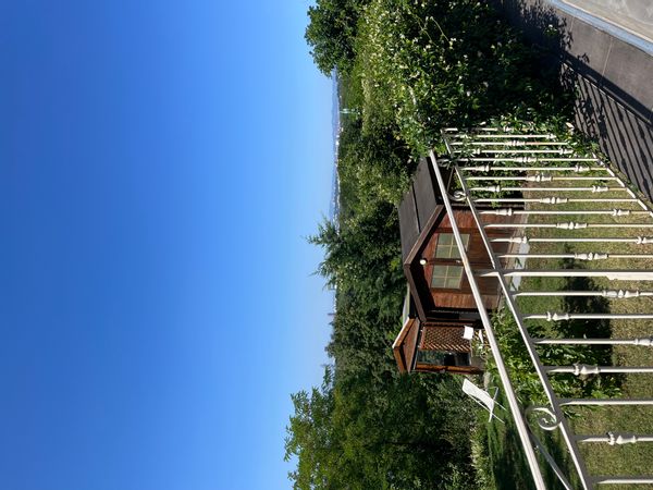 Maison avec vue dégagée ,  maison de charme beaux volumes . Très spacieuse spa de nage et trampoline