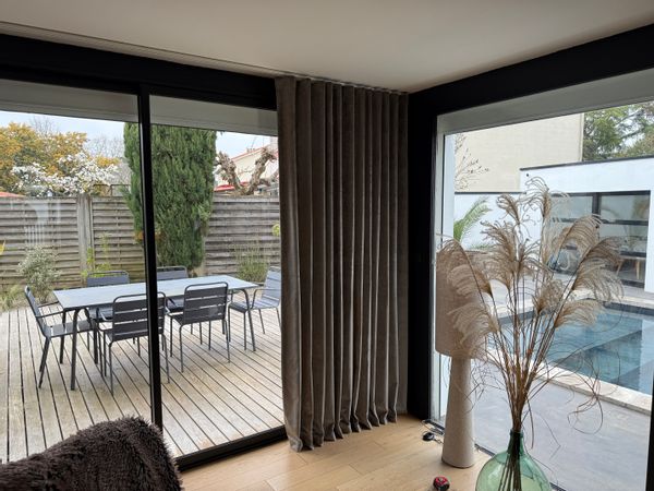 La villa de Julien et Sophie avec piscine et jardin paysagé entre Toulouse et Bordeaux