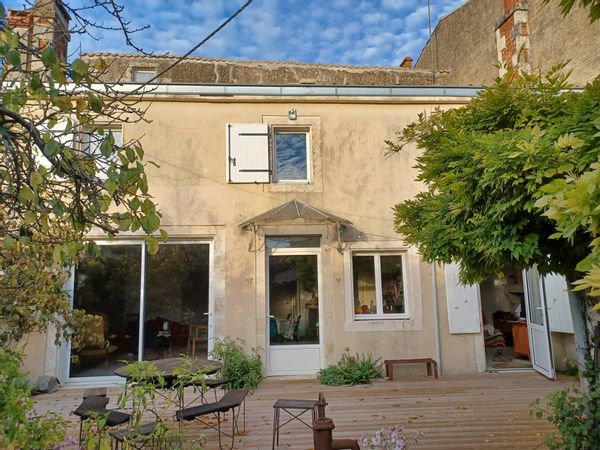 Maison de Geneviève Au cœur du marais poitevin. Accès aux canaux et chemin du marais. 10 places