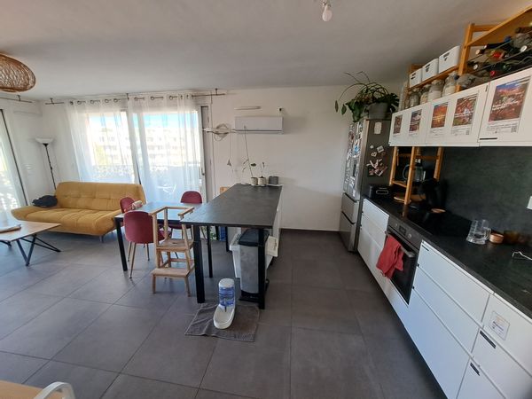 Appartement de 2 chambres, adapté aux enfants, calme, 10 mins du centre, au pied de l'arrêt de tram.