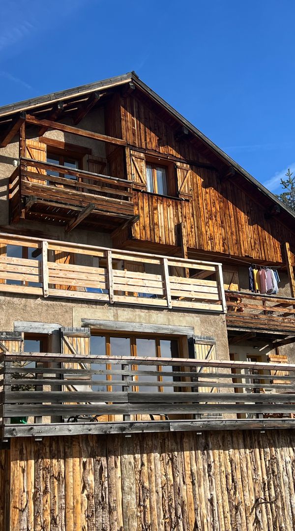 Chalet dans un petit village, avec une vue imprenable sur les alpes accès Ski à 50 m  Alpe d’huez