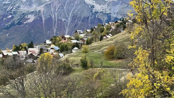 Chalet dans un petit village, avec une vue imprenable sur les alpes accès Ski à 50 m  Alpe d’huez