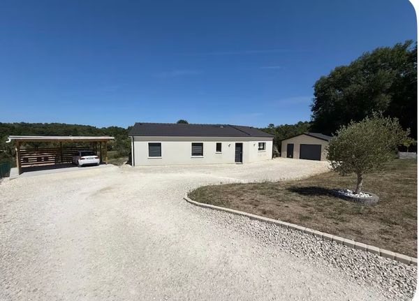Maison clôturée avec piscine et jacuzzi.