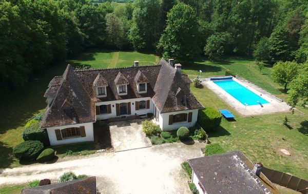 Le gîte du grand Sancerrois est une grande villa au cœur d’un parc de 4 hectares, à côté de Sancerre