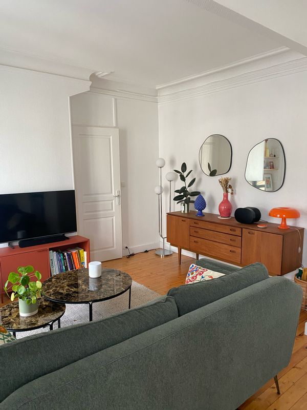 En plein cœur des Batignolles, veritable village en plein et à 25 minutes de Montmartre.