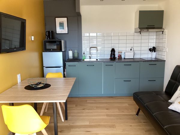 belle annexe avec terrasse d'une maison contemporaine située au calme