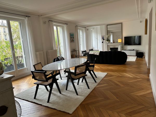 Appartement typiquement parisien, spacieux, de trois chambres, près des Champs Elysées et du métro.