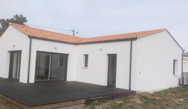 Maison familiale neuve à proximité de la forêt et plage. Quartier calme et convivial.