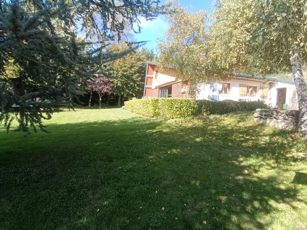 La maison de Fabien est au beau milieu du Parc Régional des Volcans d'Auvergne