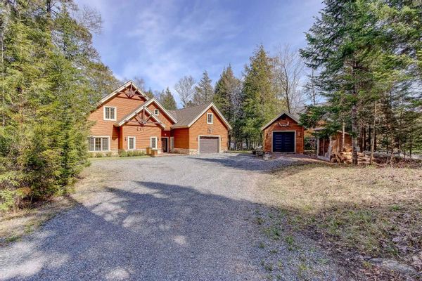 Grande maison intime sur bord d'un merveilleux lac