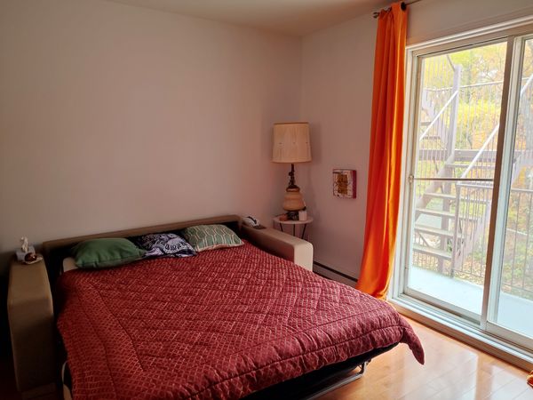 Grande chambre privée proche piste cyclable et commodités