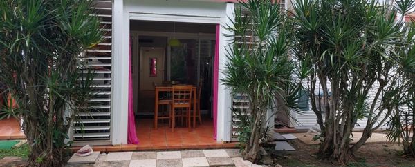 Studio Karukera entre piscine de 1000m2 et plage privée.