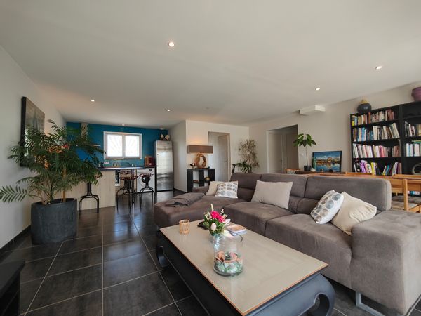 Maison moderne avec jardin entre mer et montagne