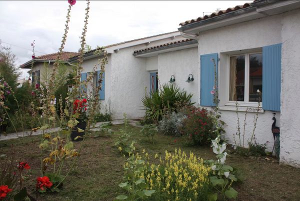 La maison de Sophie Maison à 5 minutes à pieds de la plage et 15 minutes à pieds des commerces.
