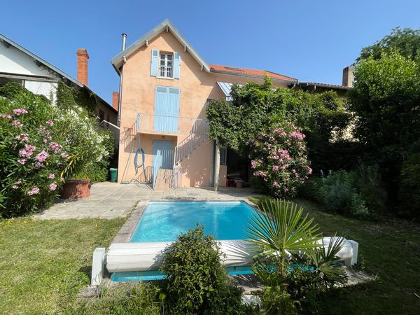 Appartement rénové dans une maison toulousaine proche centre ville. Quartier calme, parking, piscine