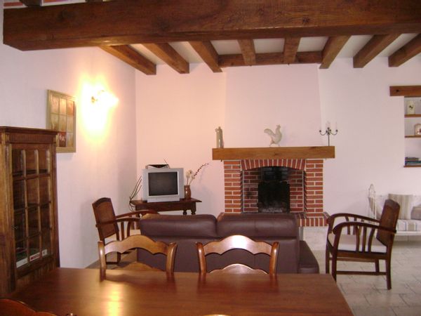 La maison de Chantal Maison sur terrain arboré et à 500m du centre du village