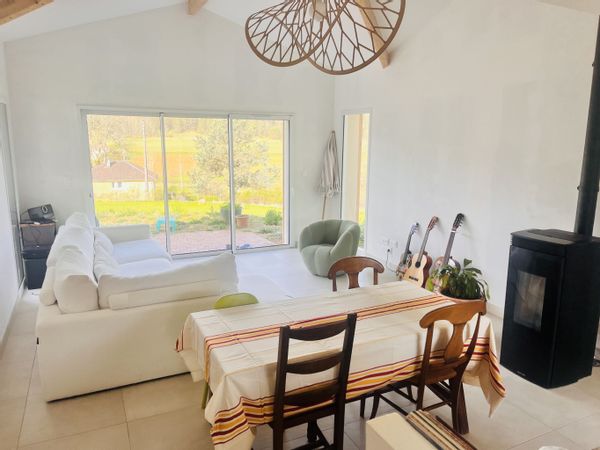 Bienvenue dans notre maison familiale, un havre de paix niché sur un terrain entouré de forêt.