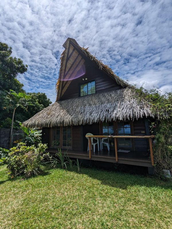 Maison est de style polynésien située en bord de lagon