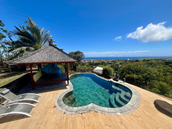 Notre maison, lumineuse, toute équipée, dans un environnement calme, a une vue magnifique sur mer.