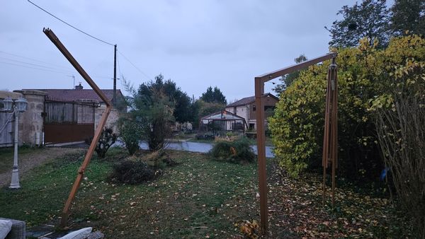 Dans un charmant village viticole, notre maison familiale est située près d'Angers et de Saumur.
