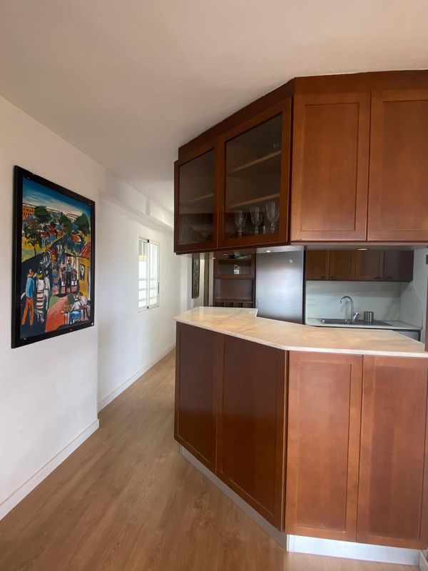 Grand appartement de 3 chambres, lumineux, 3 mn de la mer avec parking rue gratuit.