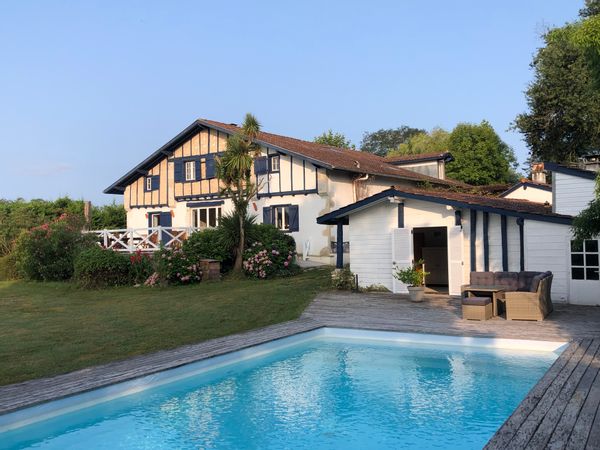 PAYS BASQUE - Belle ferme du XVIIIe siècle pour 10 PERSONNES située sur terrain arboré de 4800m2