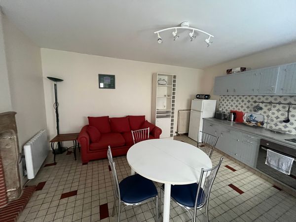 La maison mitoyenne au cœur de st vaast la hougue sur le port . Avec les  tours Vauban son port!