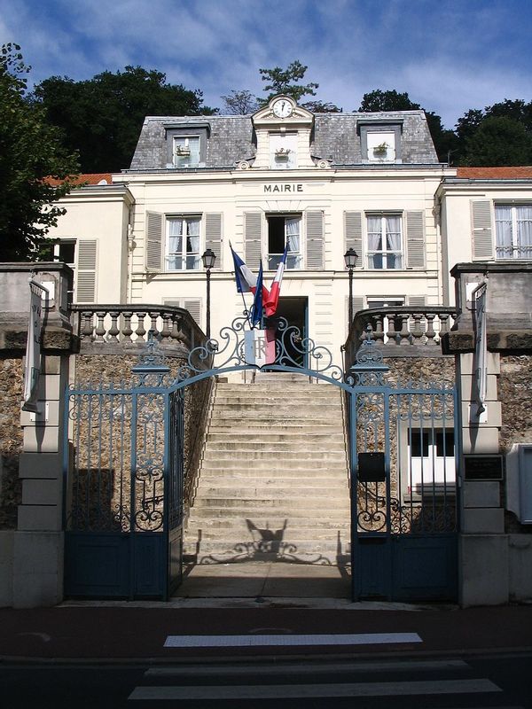 T1 de 38 m² proche parc Saint-Cloud, calme et bien équipé, à 30 min du centre de Paris.