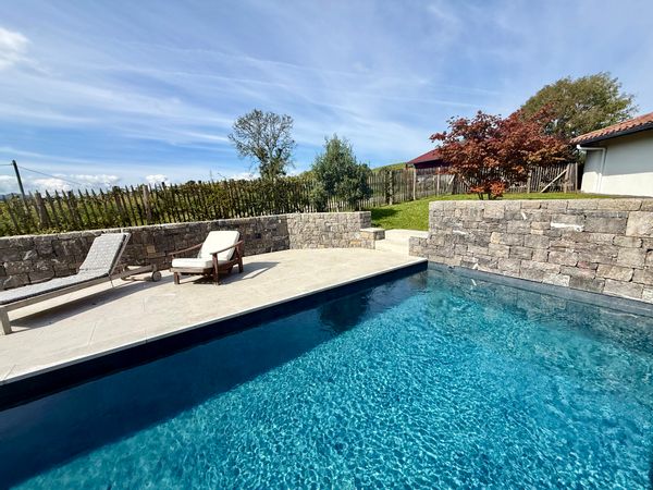 Maison familiale au Pays basque avec piscine chauffée et vue montagne – entre océan et nature