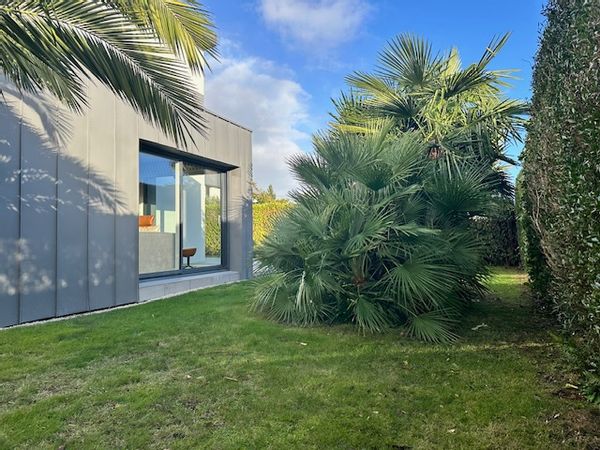 La maison de LAURENCE et LIONEL est située dans un quartier calme et résidentiel