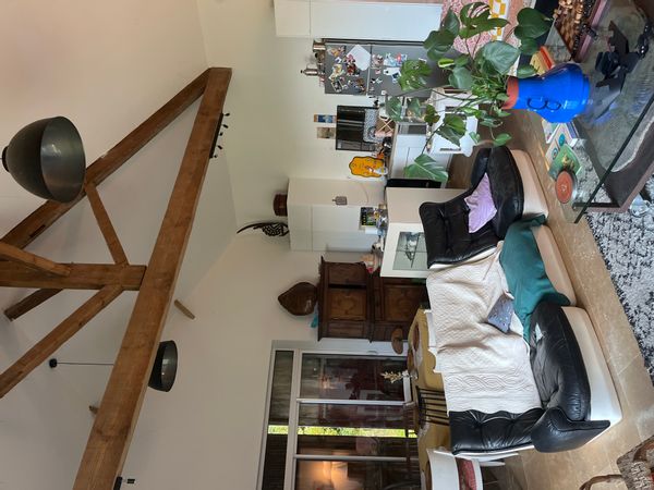 La maison de Zachary est un vieux maison de pierres lumineuse avec beaucoup d’charm.