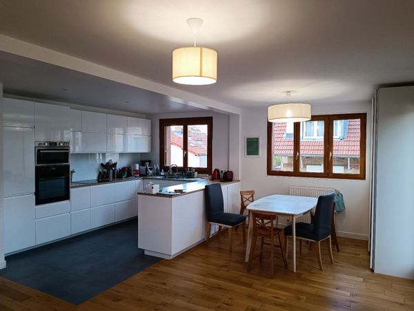 Une maison au calme près du métro, à deux pas de Paris. Idéale pour les familles.