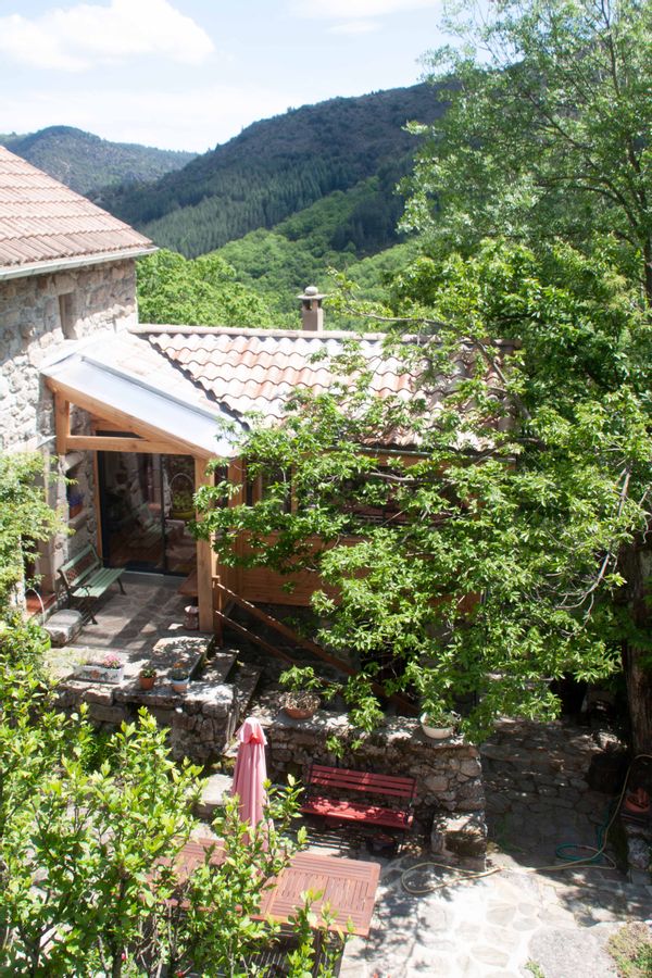 Maisonnette avec 2 chambres en pleine nature au bord d'un ruisseau