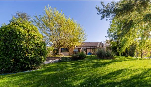 Maison avec grand jardin sécurisé entre centre ville et montagnes