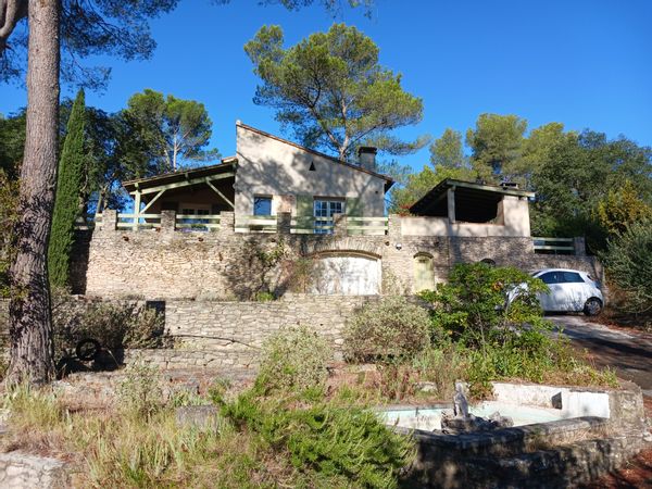 Maison dans la garrigue nimoise