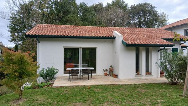 Maison neuve, agréable et lumineuse  A 1,5 km du village typique basque Ascain