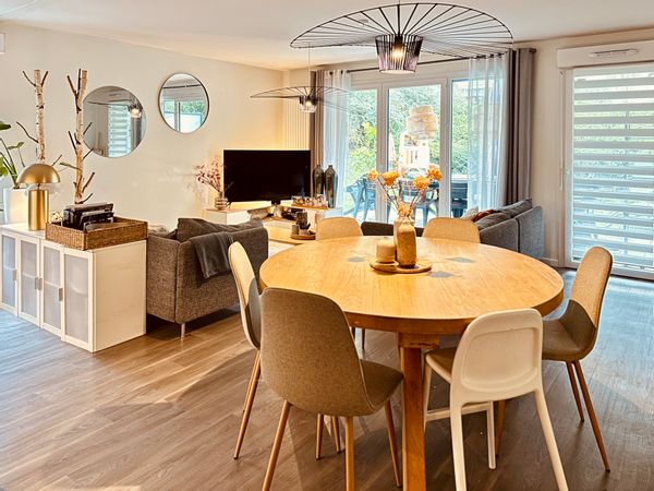 Lumineux, cosy et agréable, à 5 min du lac et commerces, au pied des montagnes / proche Suisse ✨