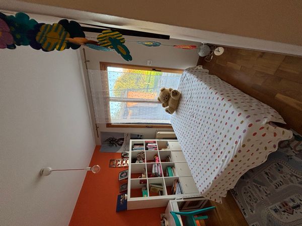 Chambre agréable avec un accès terrasse , au bord du canal de Nantes à Brest.