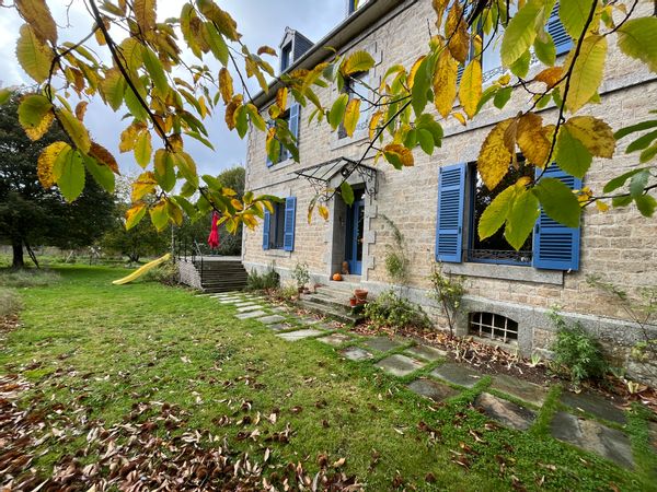 Grande maison à la campagne avec un espace extérieur couvert et proche du centre ville de Guingamp.